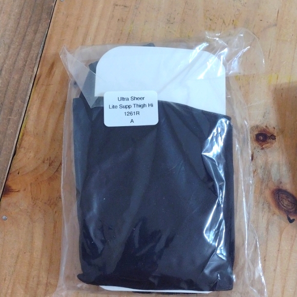Activa Ultra Sheer Lite Support Thigh High Lace Top Hose H1261 Black Size A NWT - Picture 8 of 9
